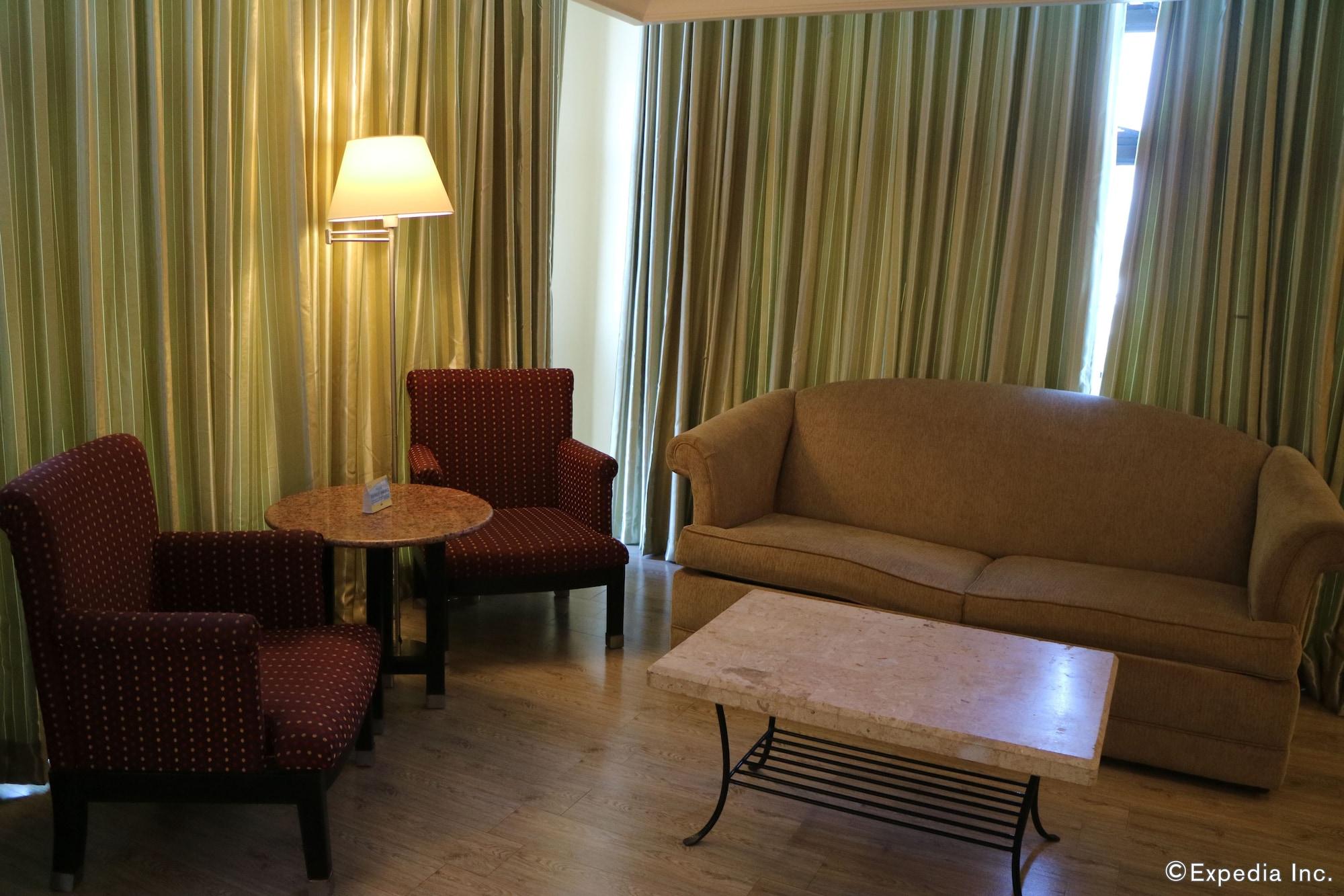 Days Hotel By Wyndham Iloilo Esterno foto