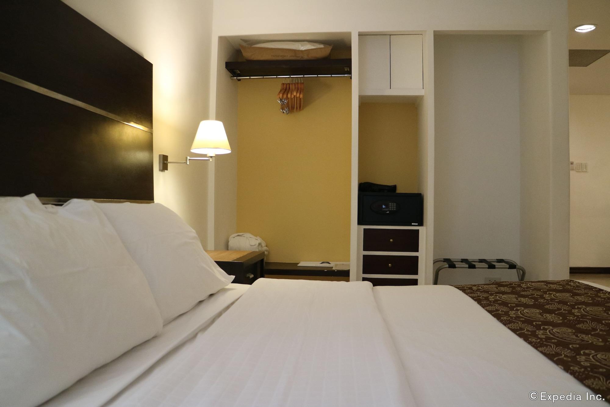 Days Hotel By Wyndham Iloilo Esterno foto
