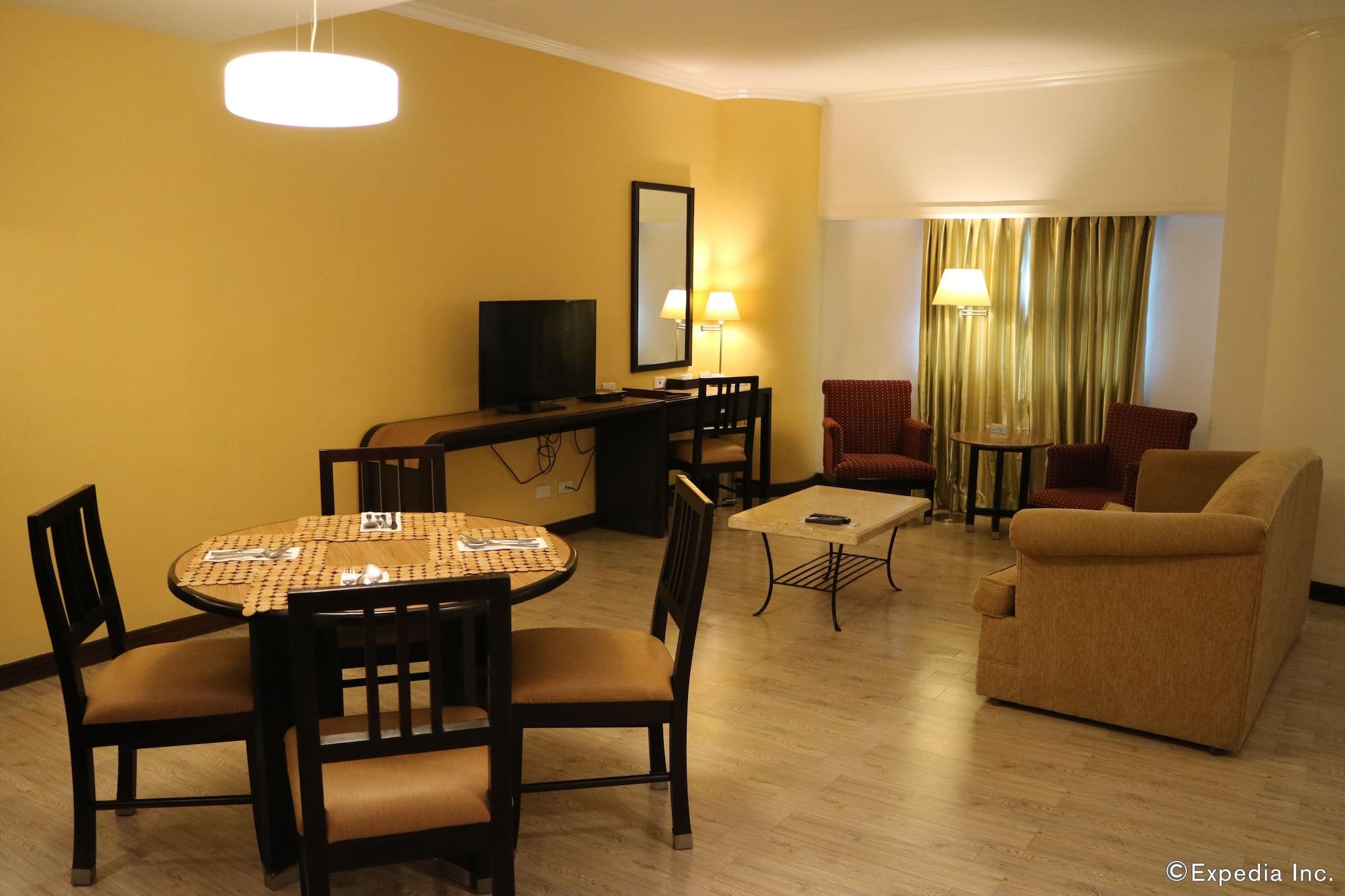 Days Hotel By Wyndham Iloilo Esterno foto