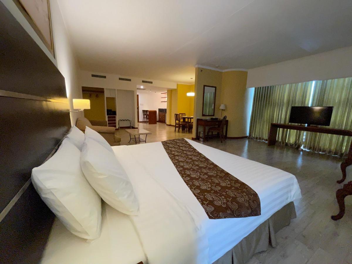 Days Hotel By Wyndham Iloilo Esterno foto