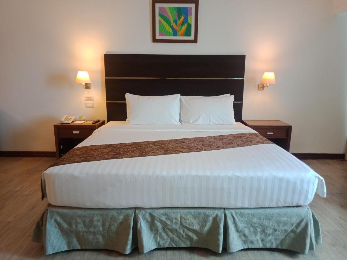 Days Hotel By Wyndham Iloilo Esterno foto