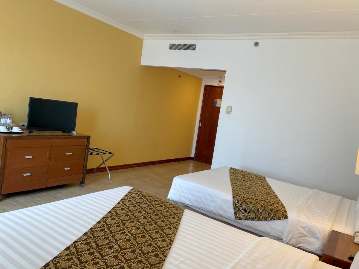 Days Hotel By Wyndham Iloilo Esterno foto