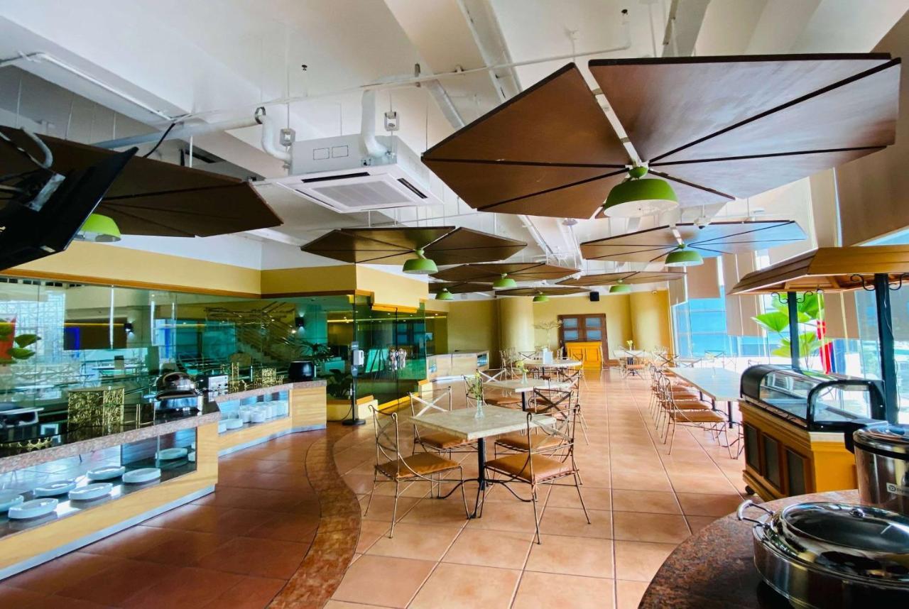 Days Hotel By Wyndham Iloilo Esterno foto