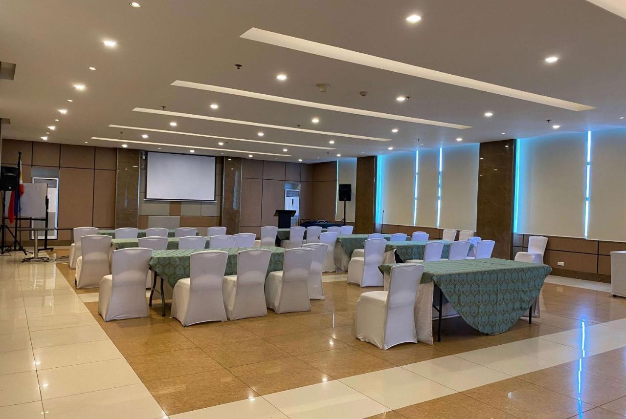 Days Hotel By Wyndham Iloilo Esterno foto